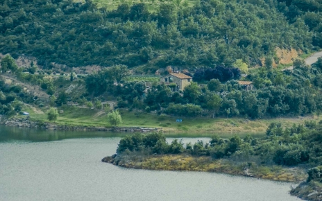 Tu casa vacacional vista desde el otro lado del lago